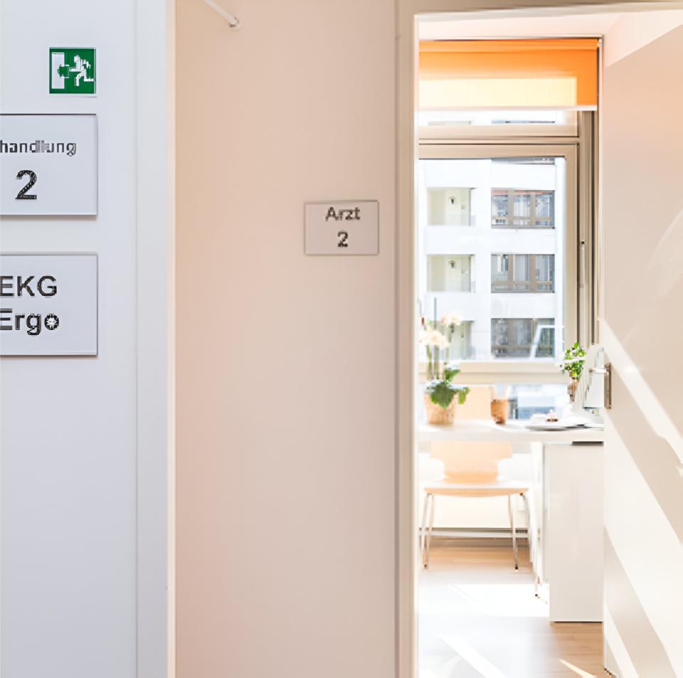 Blick auf Eingang eines Behandlungszimmers mit Schild "Arzt 2", Hausarztpraxis Carmen Krüger