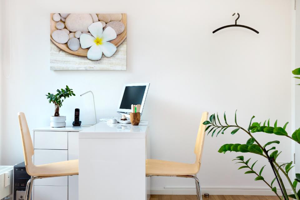 Weißer Schreibtisch mit weißem Monitor und zwei Stühlen, Hausarztpraxis Carmen Krüger